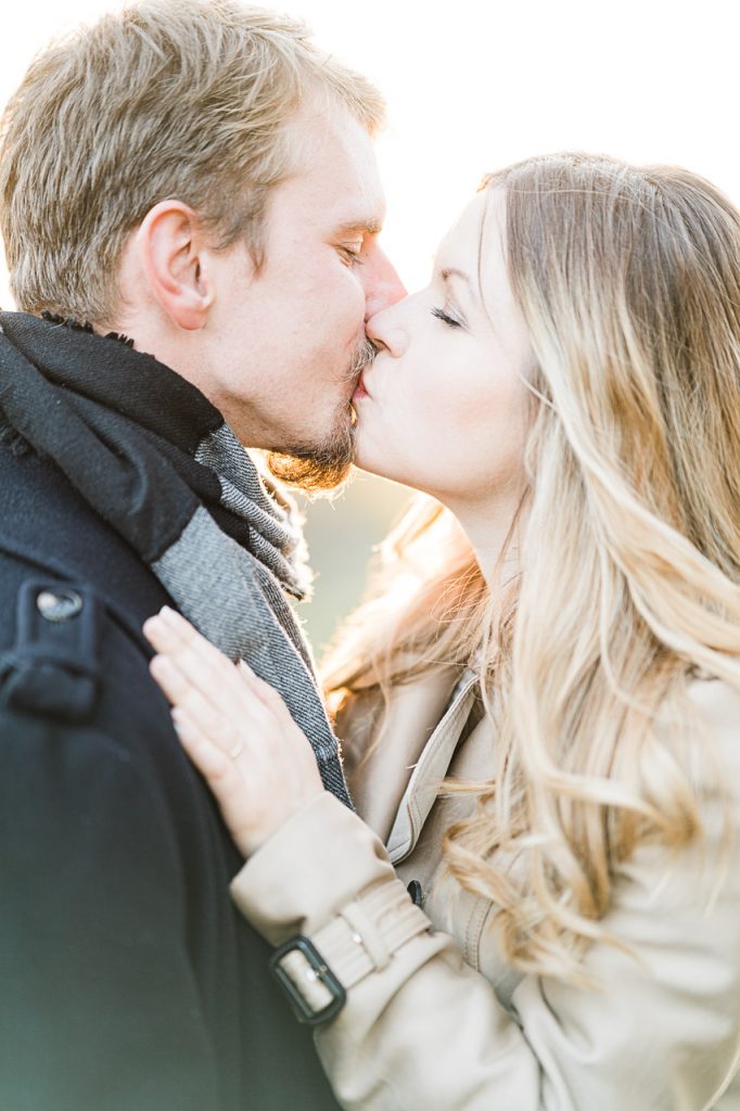 romanticky svadobny portret pri zapade slnka